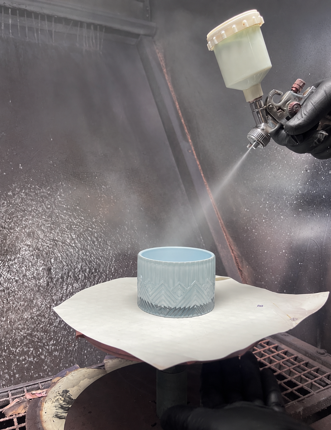 Spray finishing a glass vessel